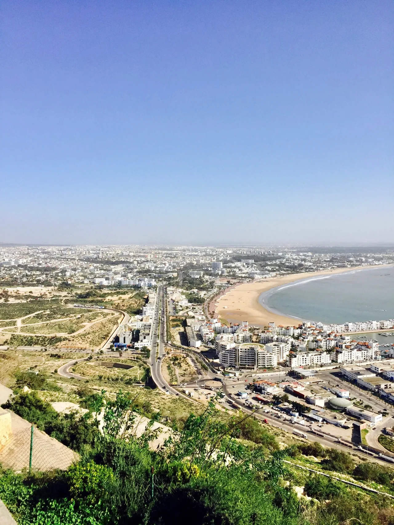 منظر جوي لمباني أكادير وطرقها