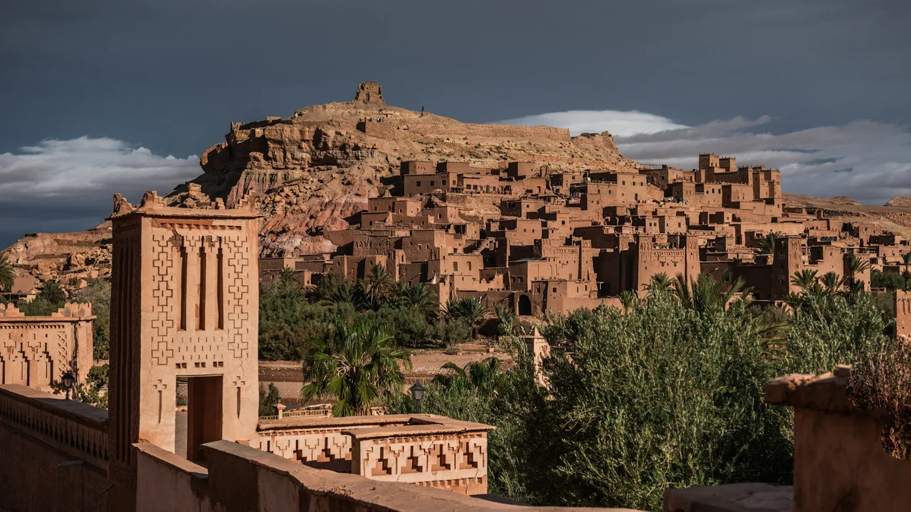 Vue d'un petit village dans le désert marocain