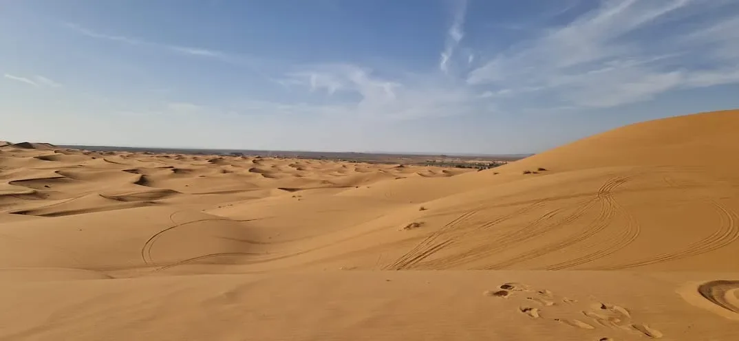 Tentes de campement berbère traditionnel sous un ciel nocturne étoilé