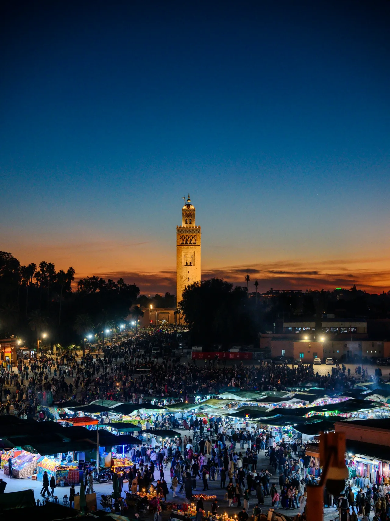 ساحة جامع الفنا في مراكش مع مئذنة الكتبية عند الغسق
