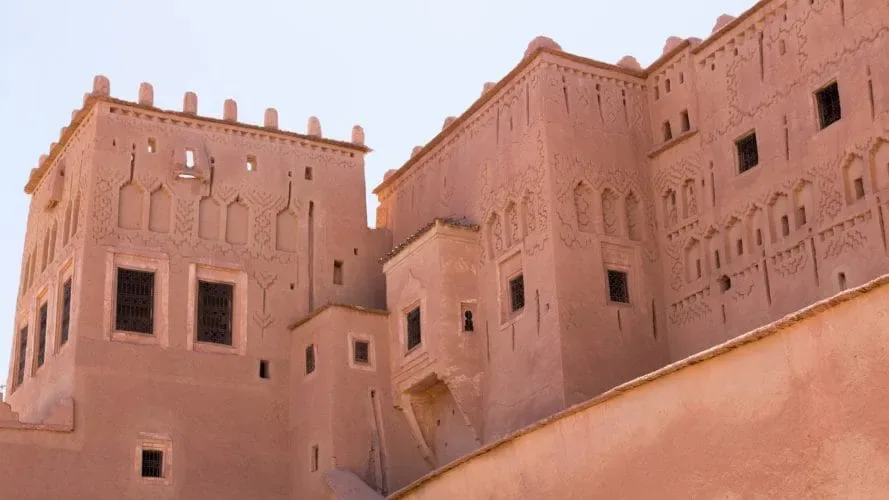 Intérieur richement décoré de la Kasbah de Taourirt