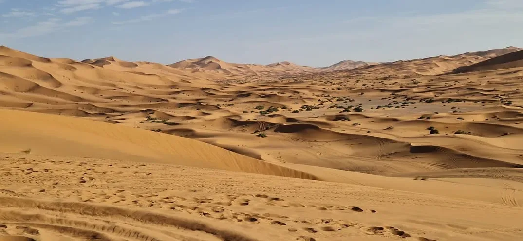 Ancienne Kasbah Ait Ben Haddou dominant le paysage