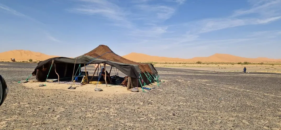 Tentes berbères traditionnelles sous un ciel étoilé