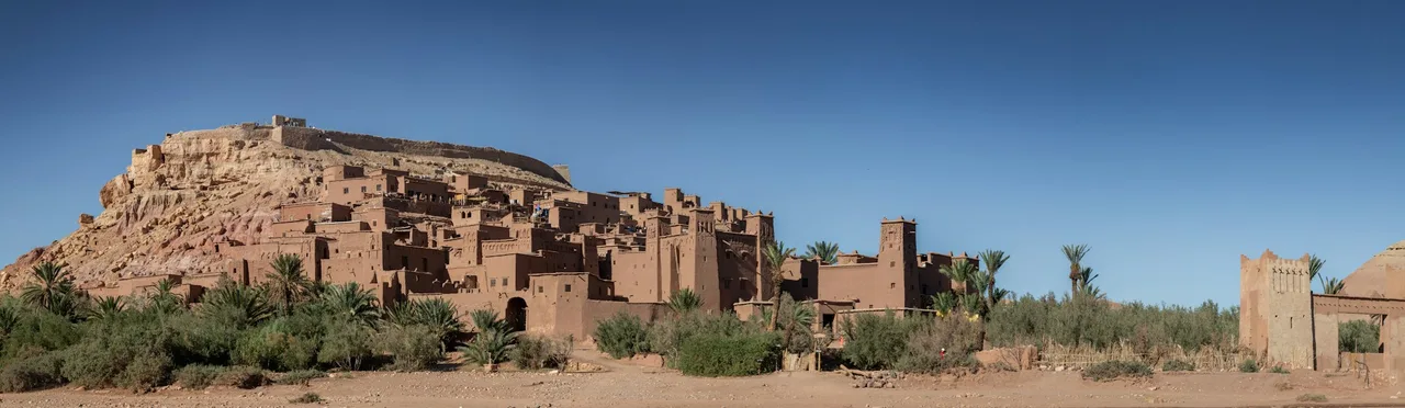 Ancienne kasbah en pisé dans un paysage désertique